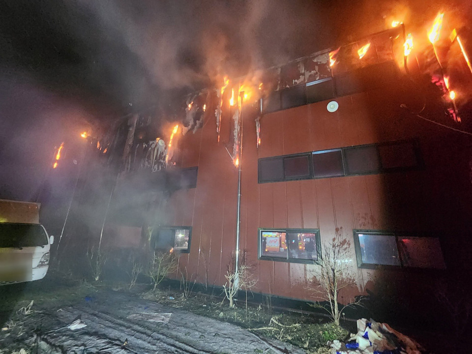 9일 오전 3시16분께 양주시 산북동의 한 택배 물류창고에서 불이 나 창고 1개동 일부를 태우고 신고를 받고 출동한 소방당국에 의해 약 1시간40분만에 꺼졌다. 사진은 화재 현장. (사진제공=경기도북부소방재난본부)