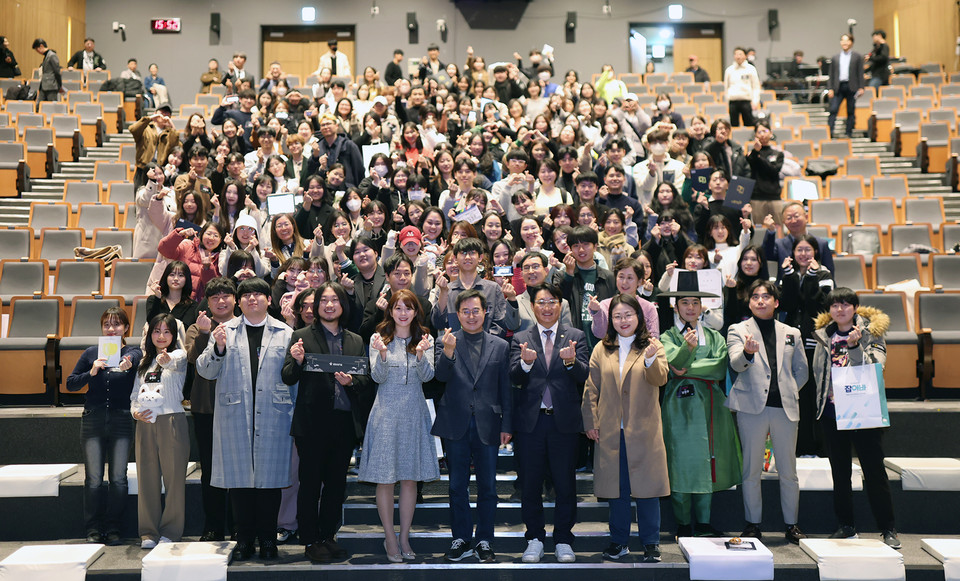 ■9일 경기도청 1층 다산홀에서 열린 2023년 경기청년 갭이어 페어에서 김동연 경기도지사 및 2023년 갭이어(1기·2기) 참여 청년 등이 기념촬영을 하고 있다. (사진제공=경기도청)
