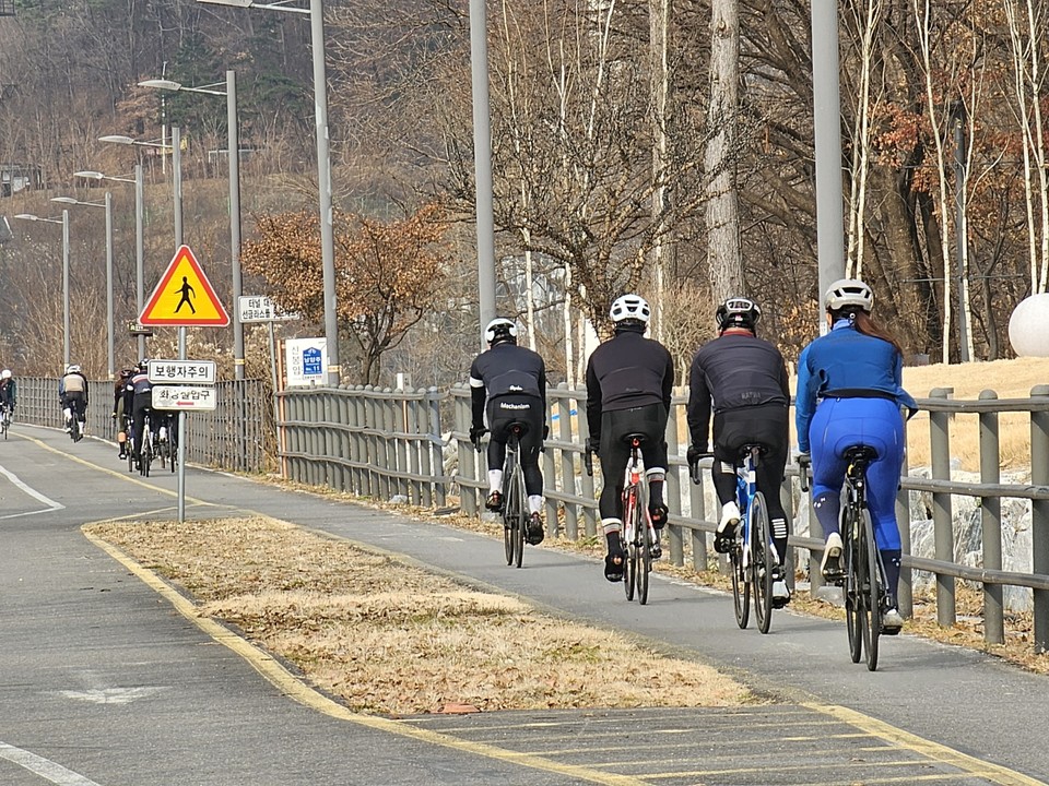 10일 오후 남양주와 양평군을 연결하는 자전거길을 달리는 시민들이 가벼운 옷차림으로 라이딩을 즐기고 있다. (사진=이승렬 기자)