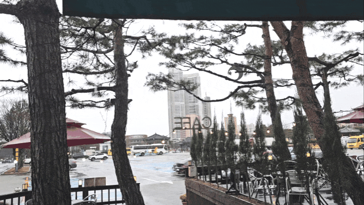 12일 화요일 경기·인천지역은 전날부터 내리던 비는 그치고 낮부터 차차 맑아지겠다. 이른 새벽 일부지역에선 비가 눈으로 바꿔 내리는 곳도 있겠다. 전날 오후 2시께 여주시 경기도자센터 내 비내리는 모습. (영상=김광섭 기자)
