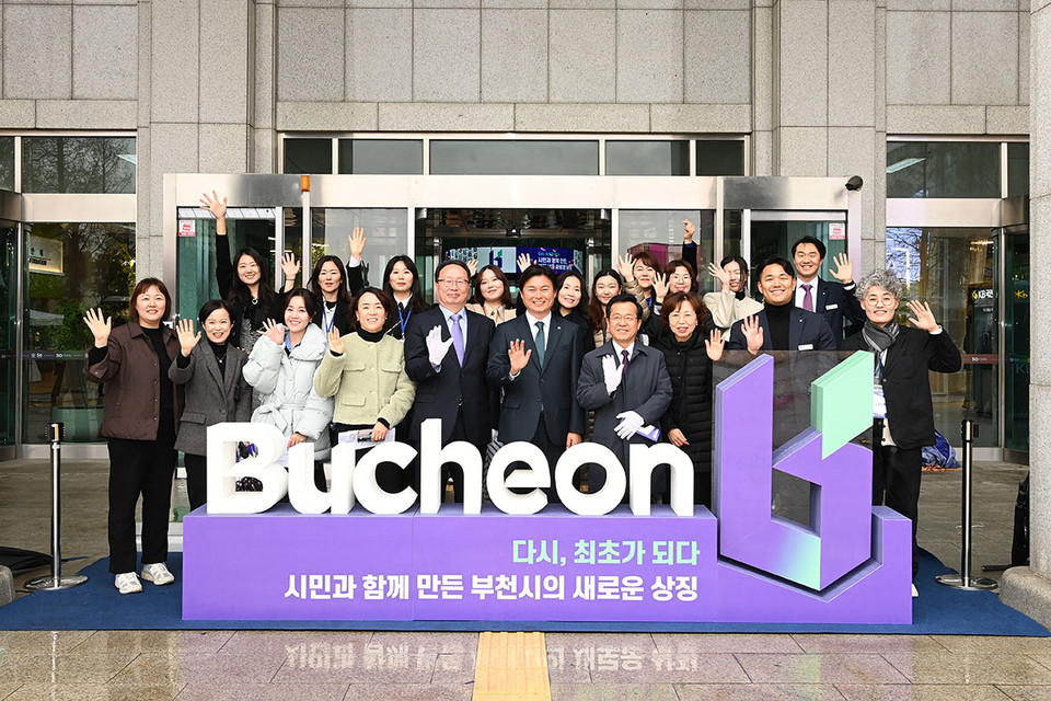 조용익 부천시장과 송재환 부천시 부시장, 부천시 홍보담당관 직원들이 함께 기념촬영하고 있다. (사진제공=부천시청)