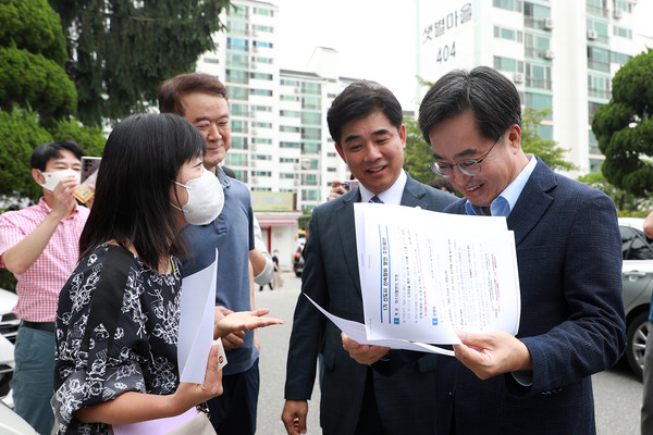 경기도지사가 2022년부터 수차례 현장 방문을 통해 주민 의견을 듣고, 특별법 연내 제정을 위해 전방위적으로 노력을 해왔다.  (사진제공=경기도청)