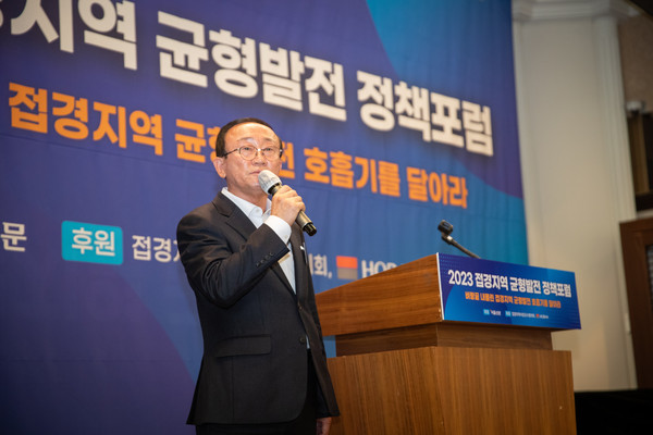 김덕현 연천군수가 11일 서울 중구 한국프레스센터에서 열린 ‘2023 접경지역 균형발전 정책포럼’에서  ‘수도권 접경지역의 기회발전특구 의미’를 주제로 특구의 개념과 수도권 접경지역의 역차별 문제에 대해 역설했다. (사진제공=연천군청)