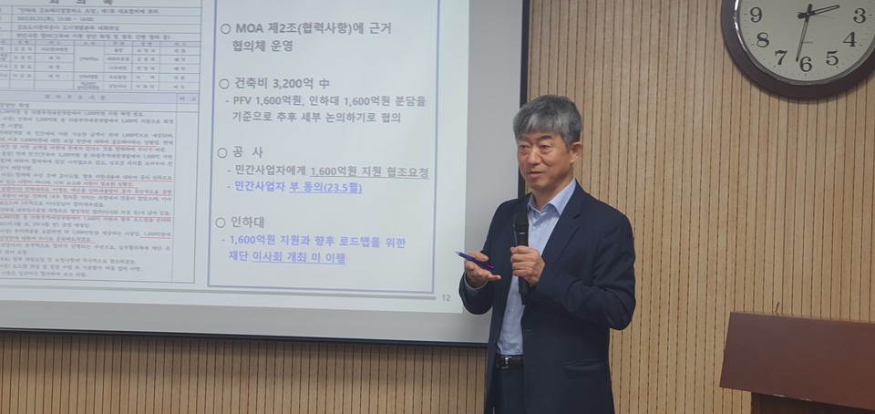 이형록 김포도시관리공사 사장이 11일 기자회견을 열고 김포메디컬센터 유치사업과 관련해 기자회견을 열고 사업내용을 설명하고 있다. (사진=권용국 기자)
