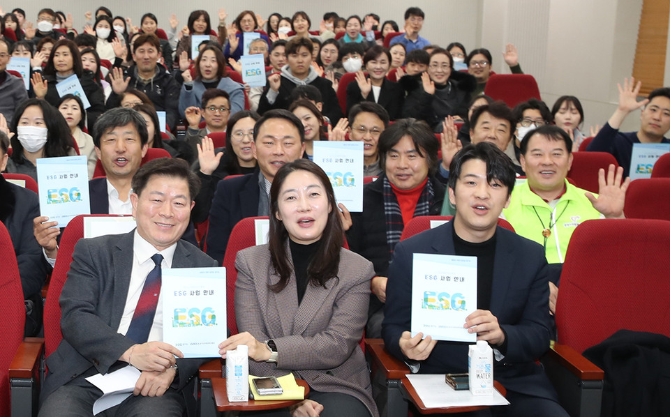 광명시는 12일 오후 광명시평생학습원 1층 강당에서 ‘ESG를 통한 공공기관과 지역기업의 동반성장 전략’을 주제로 2023년 광명 ESG 포럼을 개최했다. (사진제공=광명시청)