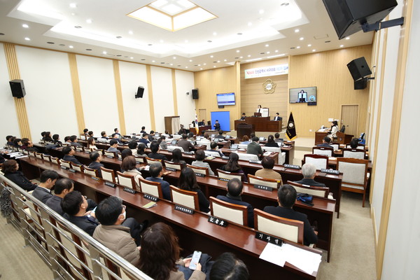 인천 서구의회가 13일 제264회 제2차 정례회 제4차 본회의를 열어 2024년도 예산안을 확정하고 2023년도 행정사무감사 결과보고서를 채택하며 올해의 회기일정을 모두 마무리했다. (사진제공=서구의회)