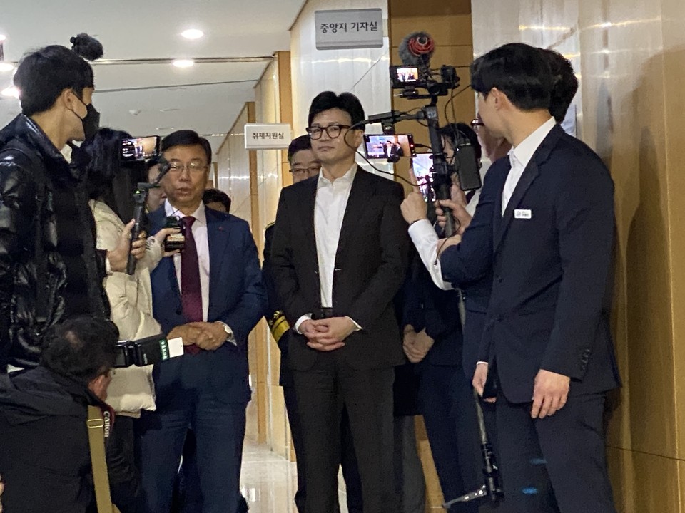 한동훈 법무부장관이 13일 오후 3시30분 성남시청 3층 한누리 홀에서 개최된 '법무부↔성남시 업무 협약식'에 입장하며 기자들에 질문을 받고 있다. (사진=장은기 기자)