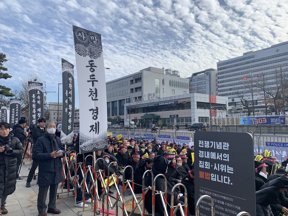 동두천시의 어려운 상황을 플래카드 슬로건으로 내걸고 시위를 하는 있는 동두천시민들. 이날 특히 공여지 반환을 확정하라는 플래카드가 눈에 띤다. (사진=오기춘 기자)