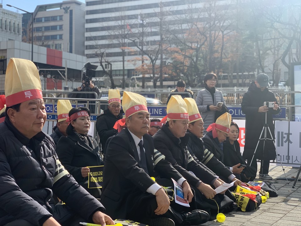 심우현 동두천시 범시민 대책위원장(맨 앞줄 좌측 두번째))이 결의에 찬표정을 짖고 있다. (사진=오기춘 기자)