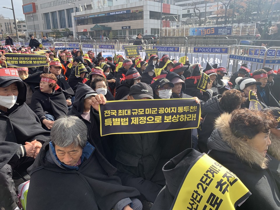 동두천시 미군공여지 반환 범시민대책위원회와 시민 800여명은 13일 오전 12시께 용산 국방부 청사 앞에 모여 "동두천시 공여지 반환 촉구 및 미군 이전 약속을 이행하라는 시민 총궐기 결의대회"를 가졌다. (사진=오기춘 기자)