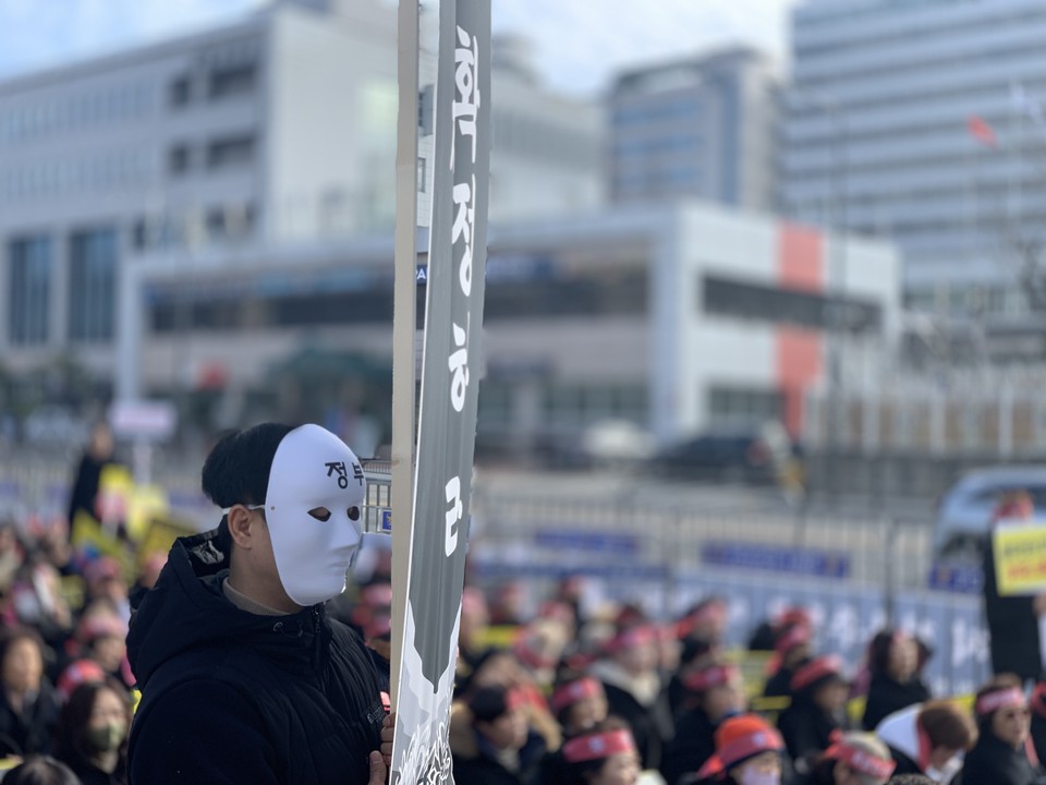 동두천시 범시민 대책위원회와 시민 800여명은 13일 오전 12시께 용산 국방부 청사 앞에 모여 "동두천시 공여지 반환 촉구 및 미군 이전 약속을 이행하라는 시민 총궐기 결의대회"를 가졌다. (사진=오기춘 기자)