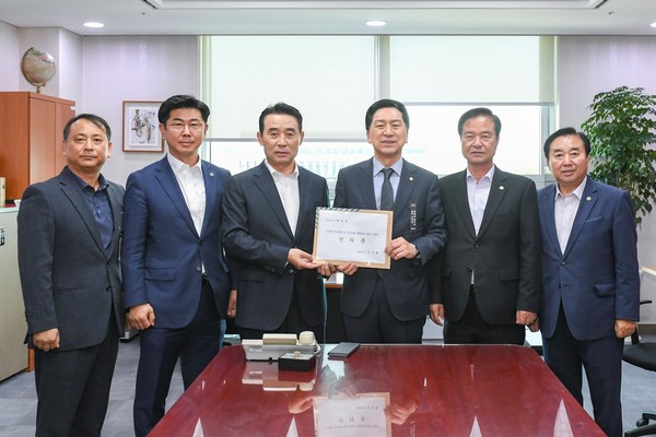 백영현 포천시장은 31일 최춘식 국회의원과 윤충식, 김성남 도의원과 함께 국회 국방위원회 소속 김기현 의원을 만나 6군단 부지 반환을 요구하는 건의문을 전달했다. (사진제공=포천시장)