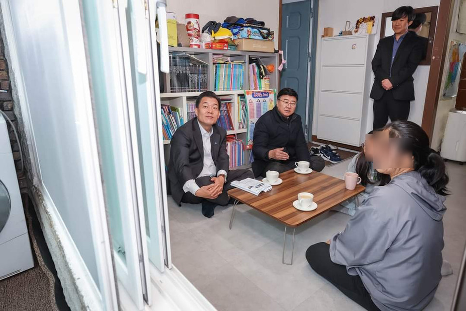 '수원시 집수리 지원사업 200호 가구'에 다녀온 이재준 수원시장이 내년 누적 목표는 1000호 라고 밝혔다. 사징은 집수리 가구를 방문 중인 이재준 수원시장. (사진=이재준 수원시장 페이스북)