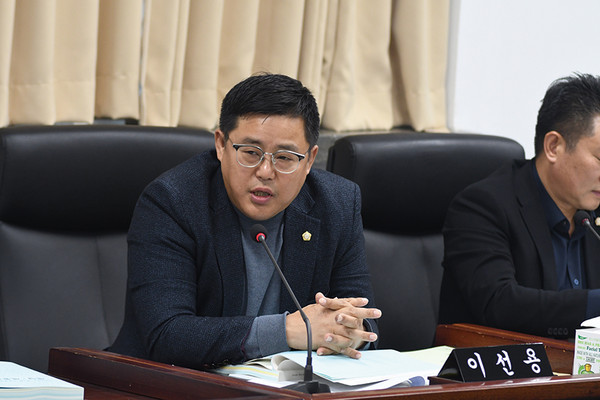 인천 미추홀구의회가 14일 제277회 정례회 기간 중 제7차 기획행정위원회에서 전세사기 지원 대책 촉구 결의문 채택의 건을 상정했다. 사진은 대표발의한 이선용 의원.  (사진제공=미추홀구의회)