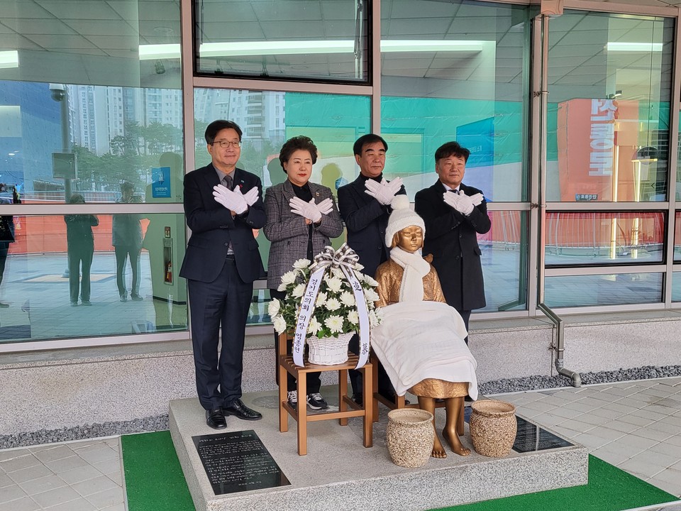 염종현 경기도의회 의장이 14일 ‘도의회 평화의 소녀상’ 건립 5주년을 맞아 남경순 부의장(국민의힘, 수원1)과 남종섭 더불어민주당 대표의원(용인3), 염태영 경기도 경제부지사와 함께 일본군 성노예 피해자들의 희생을 기렸다. (사진=김유정 기자)