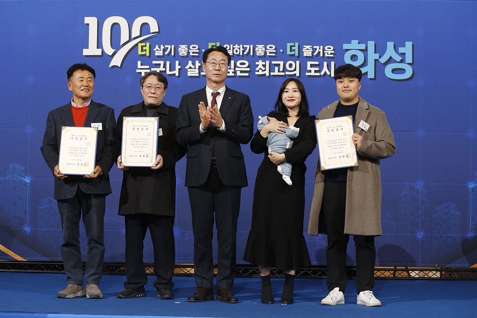 화성시가 14일 전국에서 5번째 인구 100만 대도시 진입을 공식화하고 100만번째 시민 가족을 초청해 시민증서를 전달하며 축하하는 자리를 마련했다. (사진제공=화성시청)
