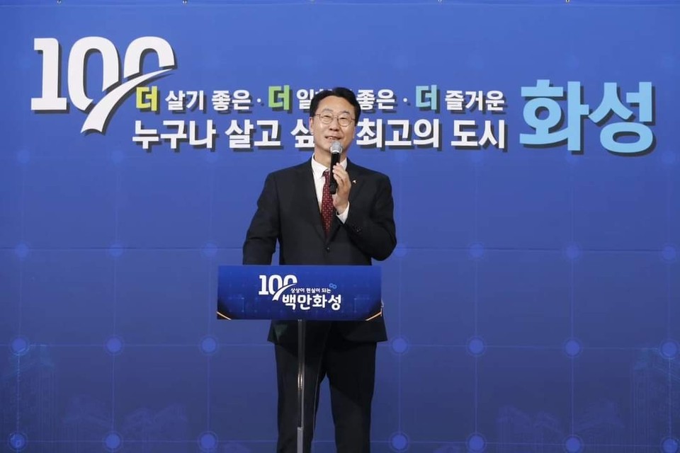 화성시가 14일 전국에서 5번째 인구 100만 대도시 진입을 공식화하고 100만번째 시민 가족을 초청해 시민증서를 전달하며 축하하는 자리에서 정명근 화성시장이 인사하고 있다. (사진=정명근 화성시장 페이스북)