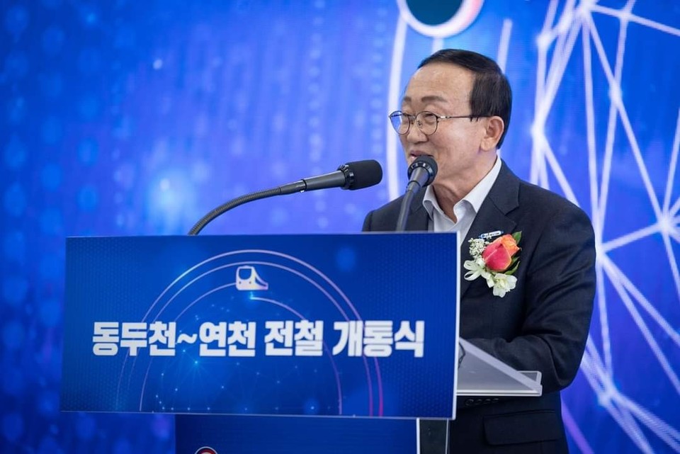 15일 오후 연천군 연천역에서 열린 경원선 전철 동두천∼연천 구간 개통식에서 김덕현 연천군수가 인사말을 하고 있다.(사진=김덕현 연천군수 페이스북)