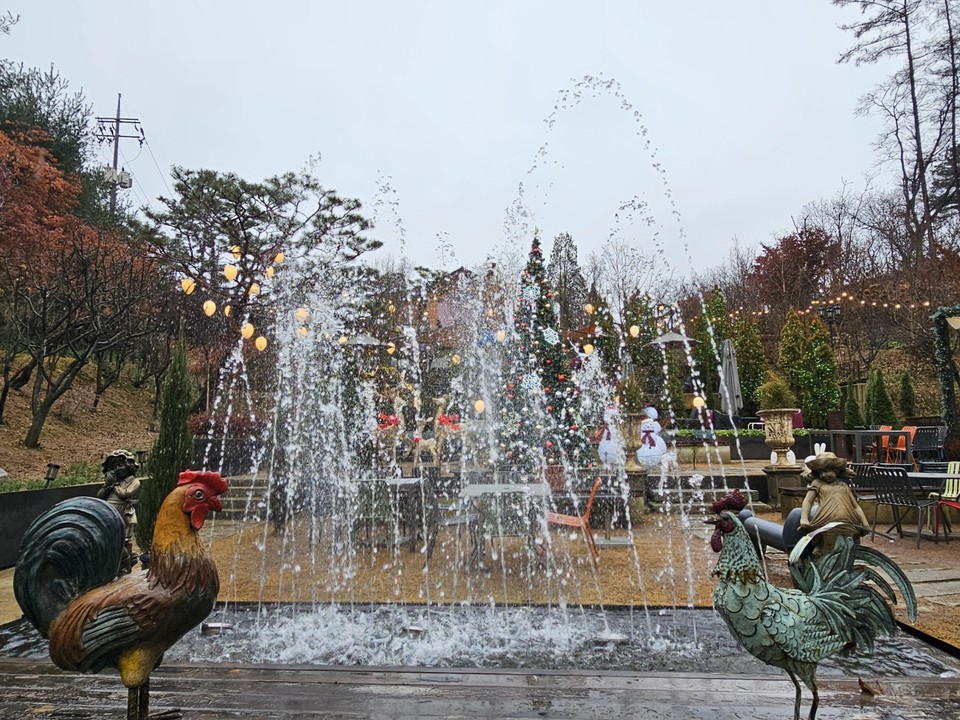 16일 토요일인 오늘 경기·인천지역은 흐리고, 낮까지 비 또는 눈이 내리겠다. 사진은 전날(15일) 오후 3시30분께 양평군 강하면 운심리의 한 카페 정원에 설치된 분수가 겨울비와 함께 분수를 뿜어대고 있다. (사진=장은기 기자)