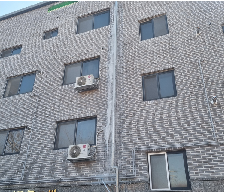 17일 오후 1시께 여주시 천송동의 한 빌라외벽에 대형 고드름이 생겨 안전조치 되는 등 용인 기흥구 보정동에서도 고드름 관련 신고가 접수돼 안전조치가 이루어졌다. 사진은 여주 천송동 빌라에 생긴 대형 고드름. (사진제공=경기도소방재난본부)