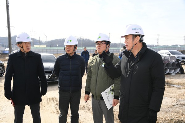 동두천시가 18일 박형덕 시장과 한국토지주택공사 현장 감독 소장 및 시 관련 부서 담당자들과 주요 현안사항 논의를 위해 동두천 국가산업단지 조성 공사 현장점검을 실시했다. (사진제공=동두천시청)