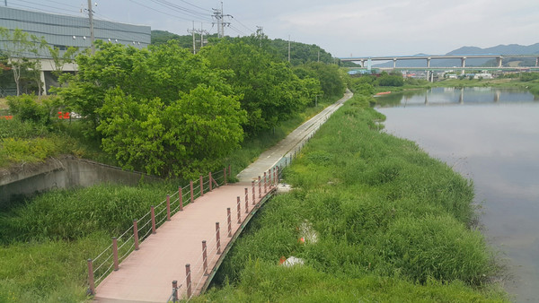 용인시의회 소속 더불어민주당 장정순 시의원이 지난 15일 “포곡읍 일원 수변구역 중첩규제 해제로 인해 경안천이 오염되는 것은 시간문제”라며 중첩규제 해제를 추진하는 이상일 용인특례시장이 난개발을 부추긴다는 식의 주장을 한 데 대해 이 시장은 18일 "중첩 규제로 오랜 기간 피해를 입고 있는 시민들의 염원을 무시하고, 법적으로 타당한 근거를 제시하며 잘못된 규제를 합리적으로 풀려는 시와 시장, 그리고 주민의 노력을 매도하는 수준 이하의 발언"이라고 지적했다. 사진은 수변구역으로 지정돼 있는 포곡읍 일대. (사진제공=용인시청)