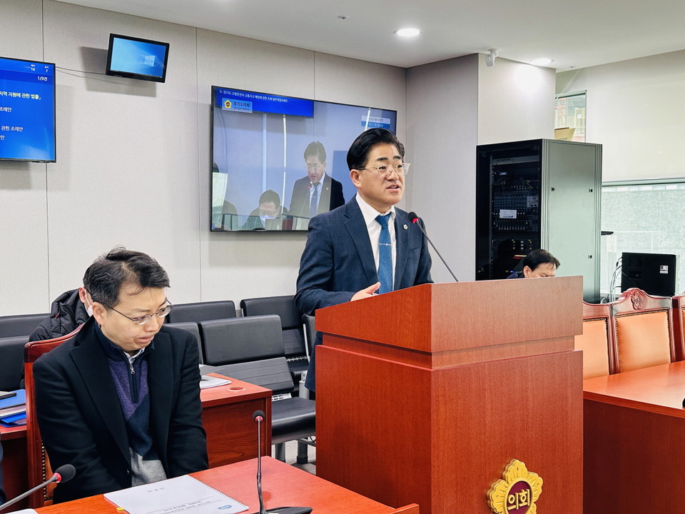경기도의회 건설교통위원회 이기형 의원이 발의한 ‘경기도 긴급차량 우선신호시스템 구축 및 운영 조례안’이 18일 소관 상임위 조례심의를 통과했다. (사진제공=경기도의회)