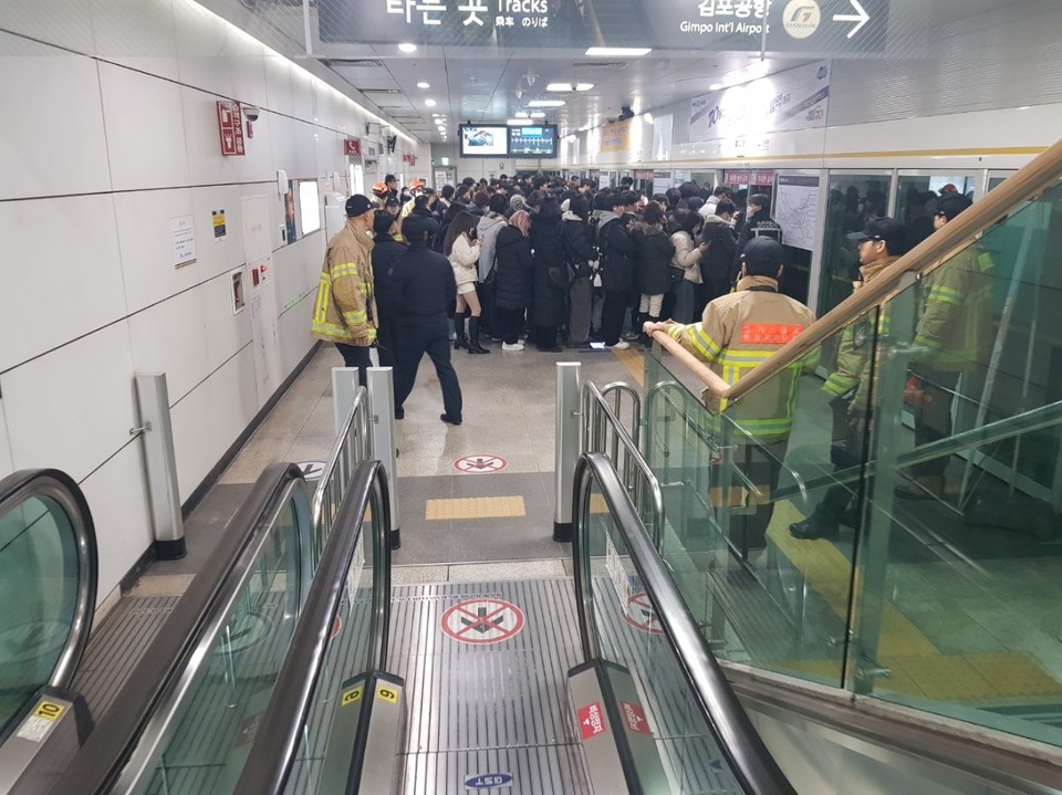 출근시간대 김포골드라인 열차가 고장 나면서 운행이 중단되는 등 출근길에 나선 승객들이 몰리면서 큰 불편을 겪었다. 이 사고로 인근역 열차 안에 있던 여성 2명이 호흡곤란으로 병원으로 이송됐다. 사진은 고촌역 상황. (사진제공=경기도북부소방재난본부)