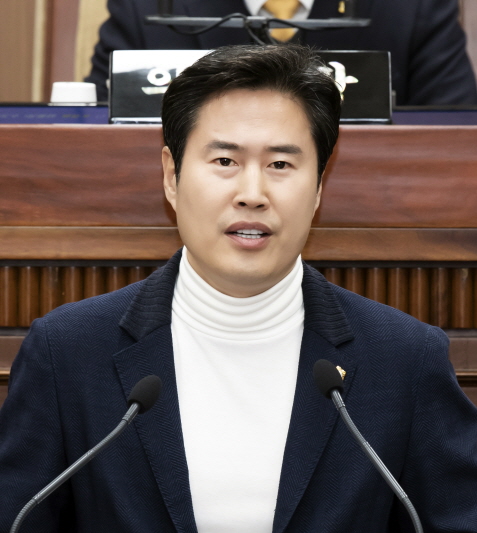 오강현 시의원이 지난 18일 시의회 본회의 ‘5분 자유발언’을 통해 교육지원 예산 감액 등의 문제를 지적하고 있다. (사진제공=김포시의회)