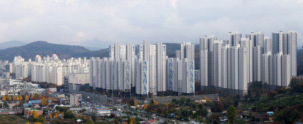 용인특례시가 오는 2024년에 대규모 아파트 입주가 예정됨에 따라 지난 4년 동안 109만명대에서 정체된 등록 인구가 내년엔 110만명대에 확실히 안착할 가능성이 높다. 사진은 용인특례시 처인구 역북지구 아파트 밀집지역 전경. (사진제공=용인시청)