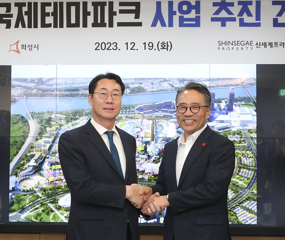 정명근 화성시장(왼쪽)과 임영록 신세계프라퍼티 사장은 19일 화성국제테마파크를 세계 최고 수준의 테마파크로 조성하기 위해 상호 긴밀한 협력방안을 모색했다. (사진제공=화성시청)