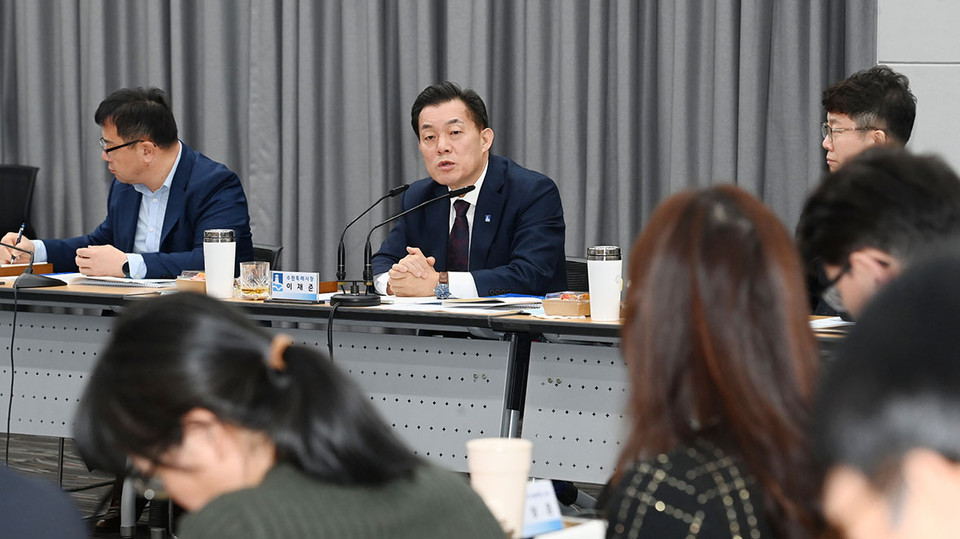 이재준 수원특례시장이 19일 시청 중회의실에서 열린 ‘2024년 주요 업무 최종보고회’에서 발언하고 있다. (사진제공=수원시청)