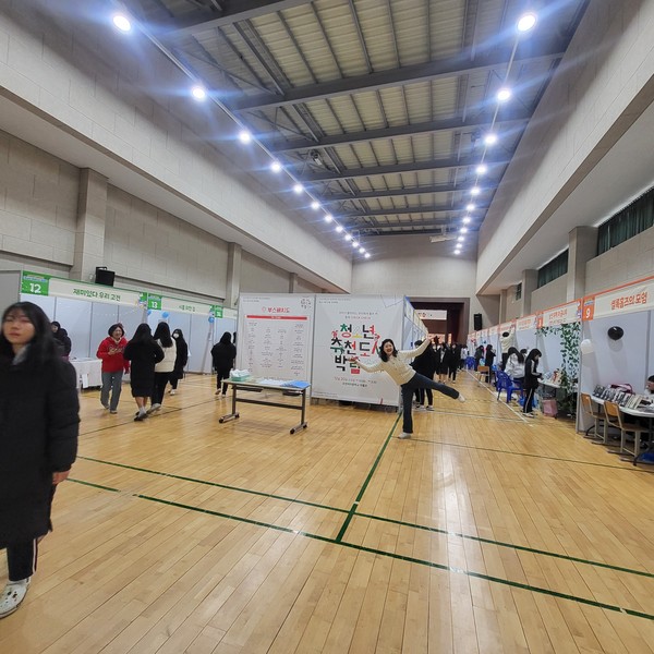 포천여자중학교 1학년 학생들이 20일 본교 체육관 마홀관에서 직접 부스를 직접 설치해 청소년들이 추천한 도서를 갖고 박람회를 개최했다. (사진제공=포천시청)