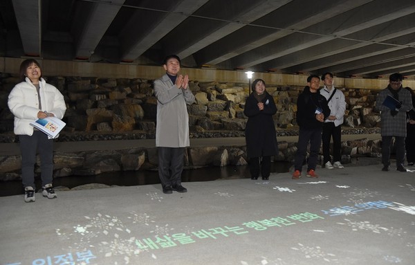 의정부시가 시민들이 자주 찾는 동막교와 궁촌교 하부 공간을 ‘ICT 쉼터’로 구축하며 스마트도시에 한 걸음 다가섰다. (사진제공=의정부시청)