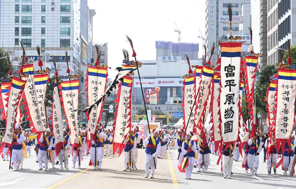 인천 부평의 명물 ‘풍물대축제’가 인천을 넘어 정부가 인정한 명실상부한 전국 축제로 거듭났다. 사진은 ‘부평풍물대축제’ 모습. (사진제공=부평구청)