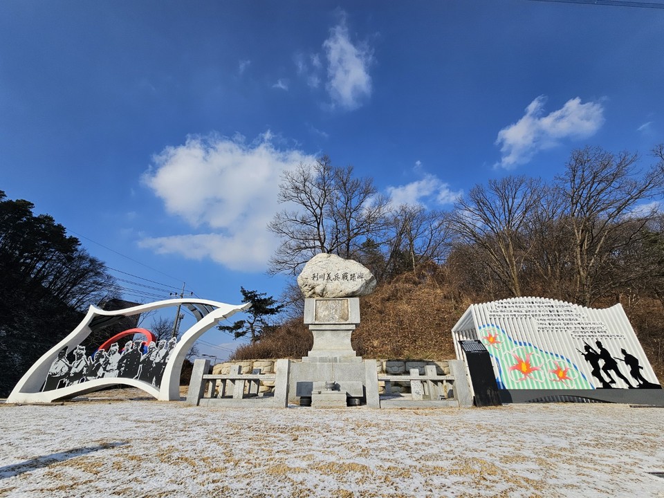 20일 오후 2시30분께 이천시 신둔면 넓고개에 세워진 '이천의병전적비'가 숭고한 모습을 한 채 우뚝 서있다. (사진=송석원 기자)