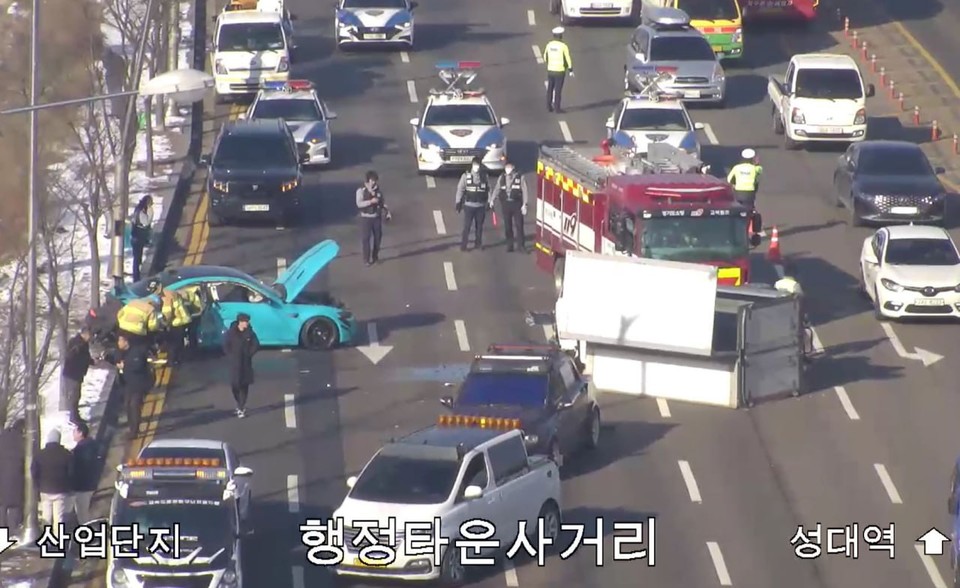 21일 오후 1시26분께 수원시 권선구 탑동의 한 도로에서 1톤 화물차량과 승용차가 추돌하는 사고가 나 2명이 다쳤다. 사진은 사고가 난 도로 일대 장면. (사진제공=경기도소방재난본부)