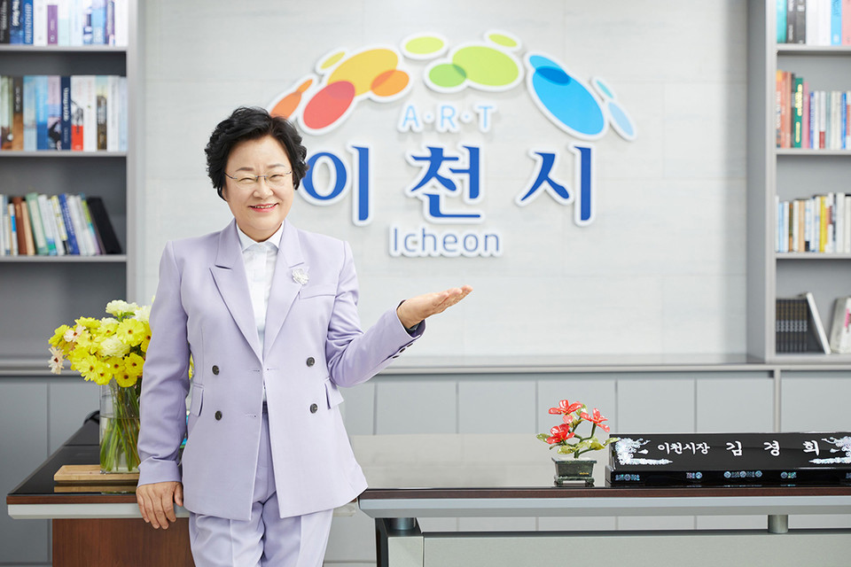 이천시가 민선8기 2년차를 맞아 중앙부처·경기도 등 여러 외부 전문기관의 시정평가에서 총 50개의 상을 수상하고, 59건의 국도비 공모사업 선정으로 사업비 370여억원을 확보했다고 21일 밝혔다. 사진은 김경희 이천시장. (사진제공=이천시청)