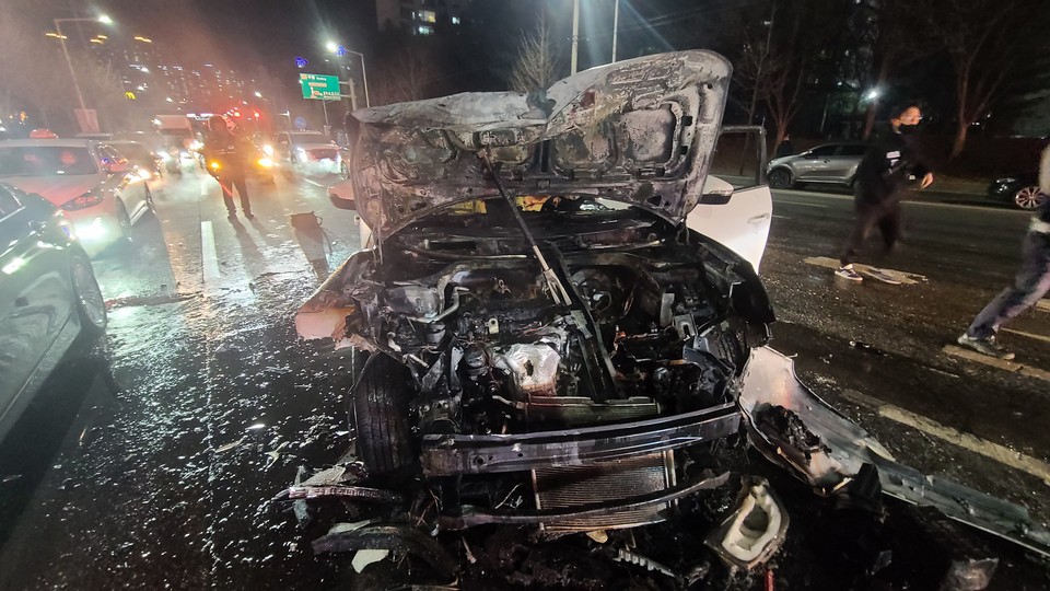 남양주시의 한 도로를 달리던 음주 차량이 단독 사고를 내면서 차량에 불이 나 신고를 받고 출동한 소방당국에 의해 약 10분 만에 진화됐다. 사진은 화재 현장 모습. (사진제공=경기도북부소방재난본부)