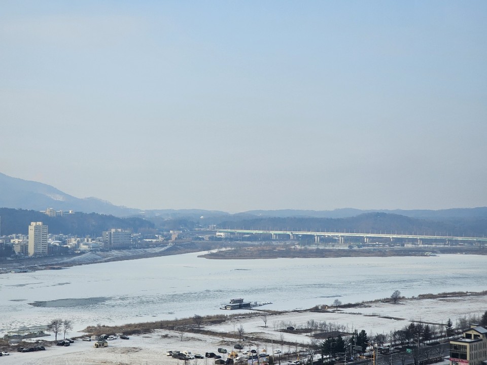 성탄절 연휴 둘째 날인 24일 오전 10시10분께 여주 남한강이 며칠째 이어진 강추위에 꽁꽁 얼어붙었다. 이날 새벽 내린 눈이 얼음 위에 쌓이면서 흰색의 강으로 변했다. (사진=김광섭 기자)