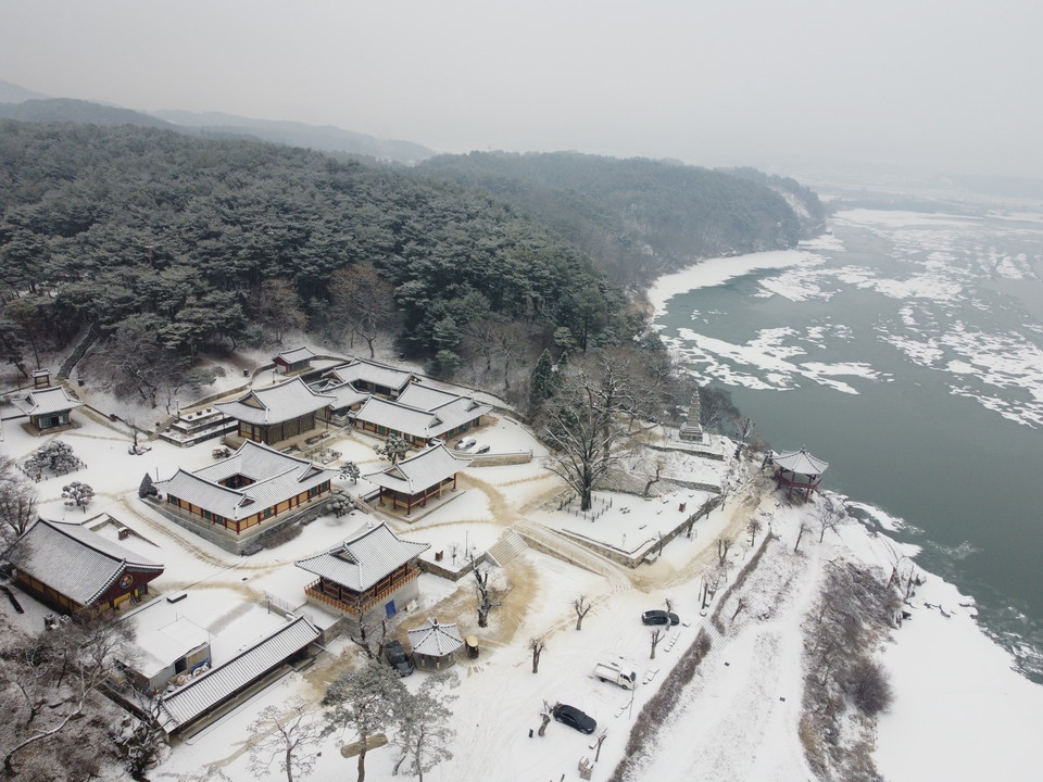 성탄절인 25일 오전 9시30분께 여주시 천송동 남한강 옆에 자리한 천년고찰 신륵사에 힌 눈이 내려 천년의 고요함을 더해주고 있다. (사진=김광섭 기자)