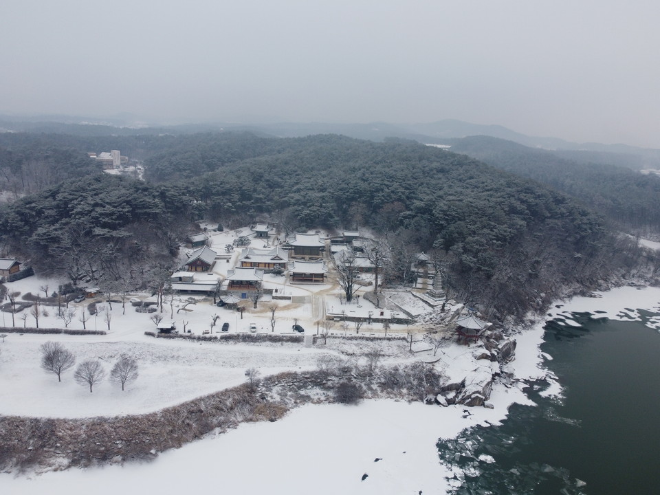 26일 화요일 경기·인천지역은 대체로 흐리다 낮부터 구름 많겠다. 한낮기온이 영상 7도까지 올라 포근하겠다. 사진은 25일 오전 10시10분께 여주 신륵사 관광단지 공원. (사진=김광섭 기자)