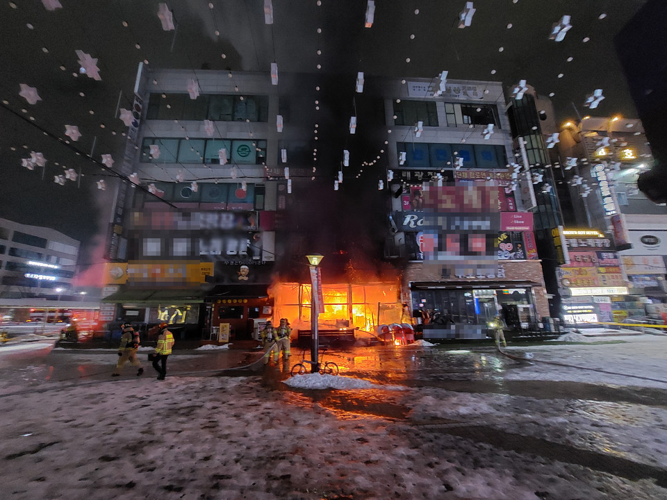 26일 오전 4시12분께 안산시 고잔동의 한 상가 1층 음식점에서 불이 나 음식점 내부를 태우고, 신고를 받고 출동한 소방당국에 의해 약 2시간 만에 완전히 꺼졌다. 사진은 화재 현장. (사진제공=경기도소방재난본부)