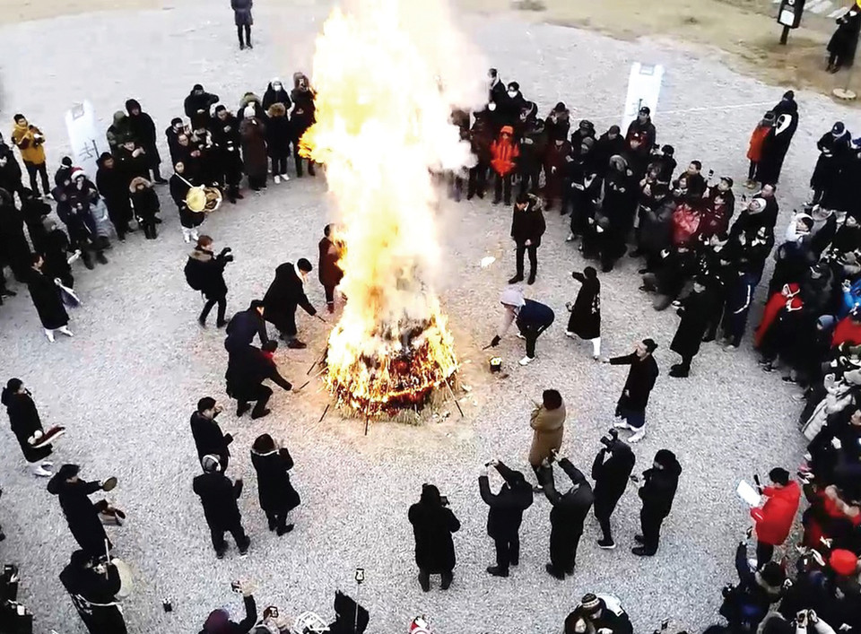 갑진년 이천시 해맞이 행사를 오는 1월 1일, 오전 6시 50분, 설봉공원 위쪽 경기도자미술관 앞마당에서 개최한다. (사진제공=이천문화원)