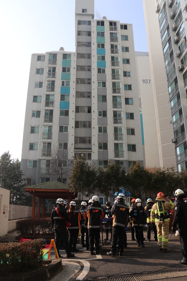 27일 오전 10시40분께 남양주시 진건읍의 13층짜리 아파트 최상층에서 불이 났다. (사진제공=경기도소방재난본부)