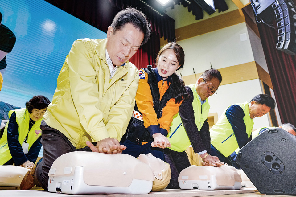 수원특례시가 위기 상황 발생 시 심폐소생술이 가능한 새빛안전지킴이 2만2000여명을 양성했다. 사진은 이재준 시장이 1호 새빛안전지킴이가 되기 위해 심폐소생술 실습을 받고 있는 모습. (사진제공=수원시청)