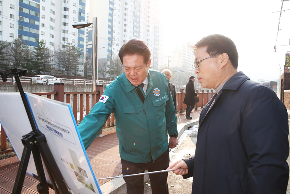 최대호 안양시장(왼쪽)이 27일 오후 안양3동 양지마을 일원의 주거재생혁신지구 사업지를 방문했다. (사진제공=안양시청)