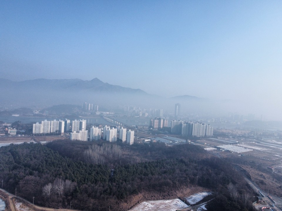 28일 오전 11시30분께 양평군 강상면 일대에 안개와 함께 뿌연 미세먼지가 껴 흐릿하게 보이고 있다. (사진=장은기 기자)