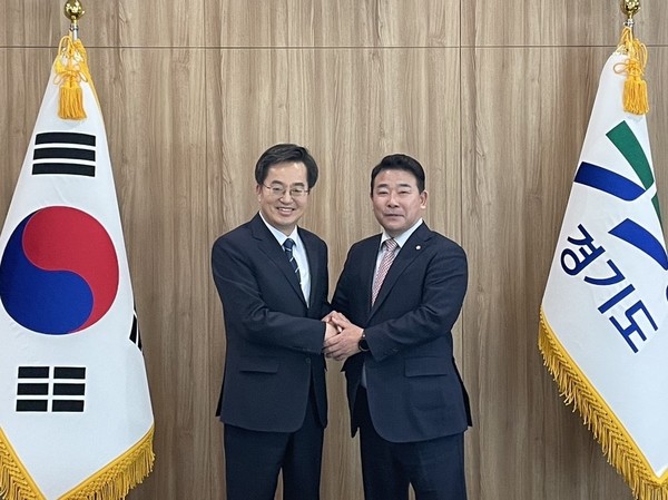 더불어민주당 박정 의원은 김동연 경기지사와 만나 내년 파주시 각종 인프라 정비 사업에 필요한 ‘특별조정교부금’ 35억7000만원을 확보해 시민들의 불편 사항이 크게 개선되게 됐다. (사진제공=박정 의원실)