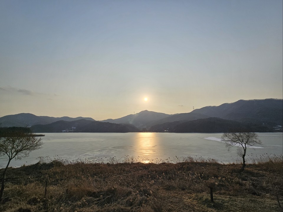 28일 오후 3시45분께 양평군 양서면 도곡리 앞 꽁꽁 언 남한강을 비춘 붉은 해가 황금빛 얼음광장을 만들어 내고 있다. (사진=장은기 기자)